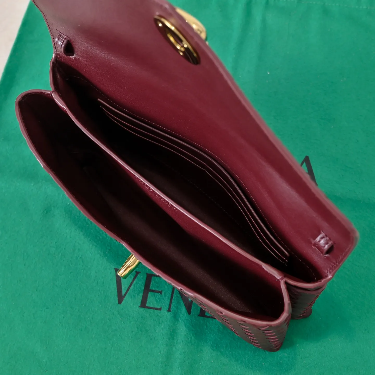 Batch 1660 #Bv new Knot Lock crossbody bag 🎈2025 early spring kont lock new series is hot on the market 🔥The brand's classic weaving process, with kont's metal rotating buttons, are exquisite and eye-catching, which is a luxurious embellishment of details. The upper body is elegant and elegant, with internal double compartments + card slots + back compartment. Super versatile, multiple carrying methods, detachable shoulder strap, portable/shoulder/cross-body, retro and fashionable, easy to carry with exquisite old-line style🫴 Model: 7191 Size: 25x16x5.5